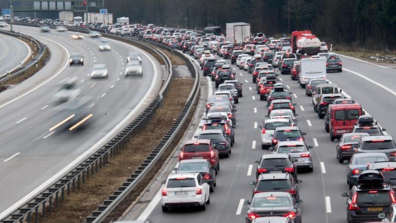 Stau auf der A8