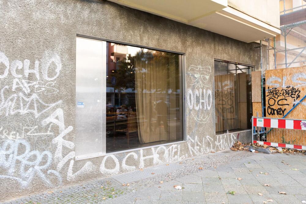 Hinter besprühter Fassade: Bis Ende Oktober residiert hier das Sterne-Restaurant „Ernst“.