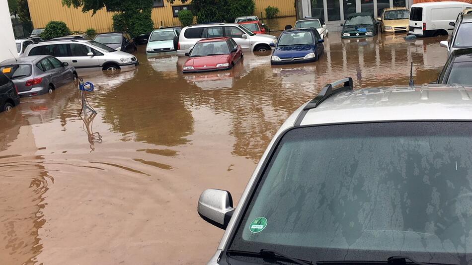Überschwemmtes Gelände eines Autohändlers