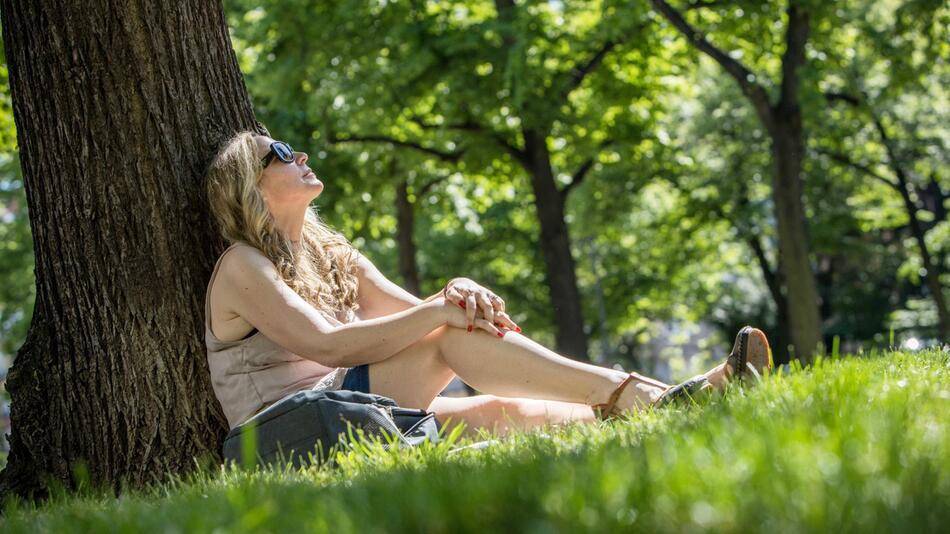 Eine Frau sitzt in einem Park