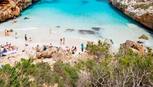 Eine Bucht mit vielen Touristen.