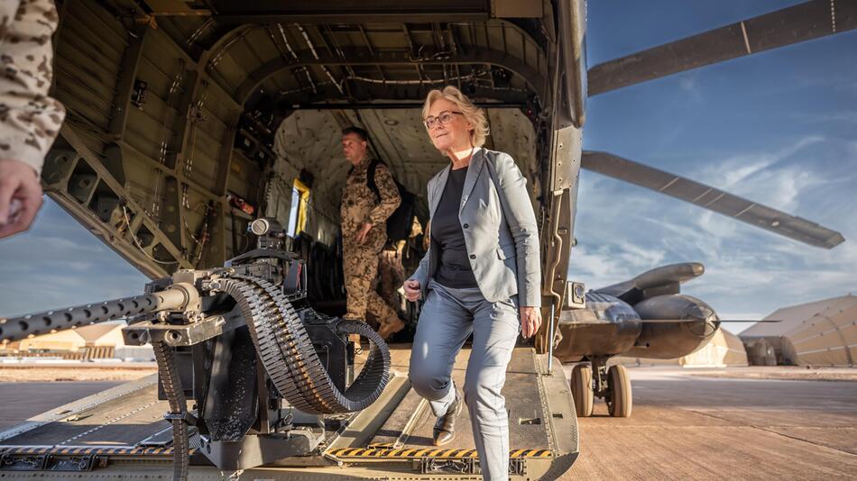 Christine Lambrecht verlässt einen Hubschrauber