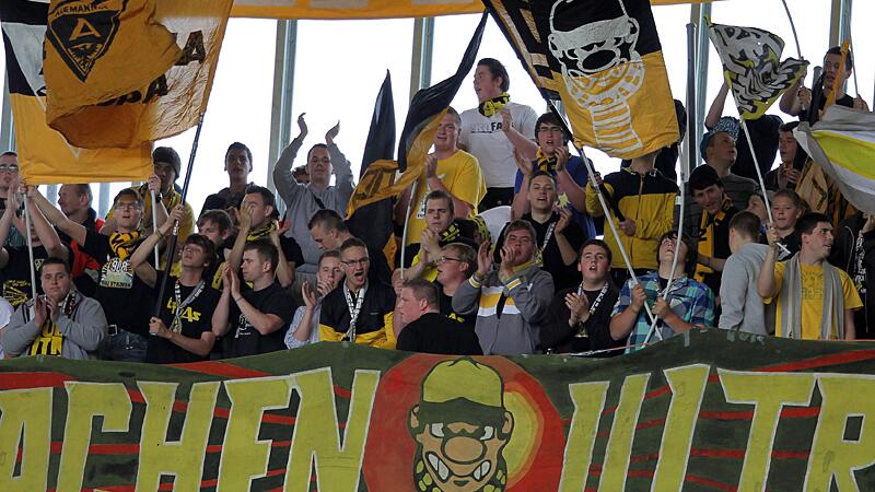 Aachen Ultras supporten ihre Mannschaft