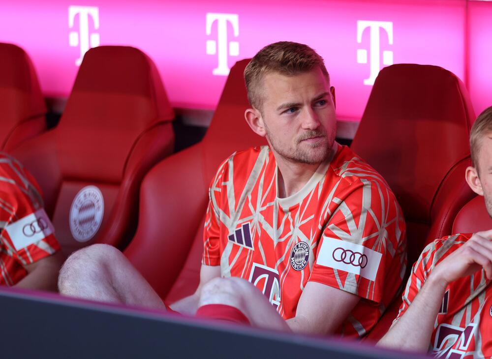 Matthijs De Ligt während des Bundesliga-Spiels gegen den VfL Wolfsburg auf der Auswechselbank