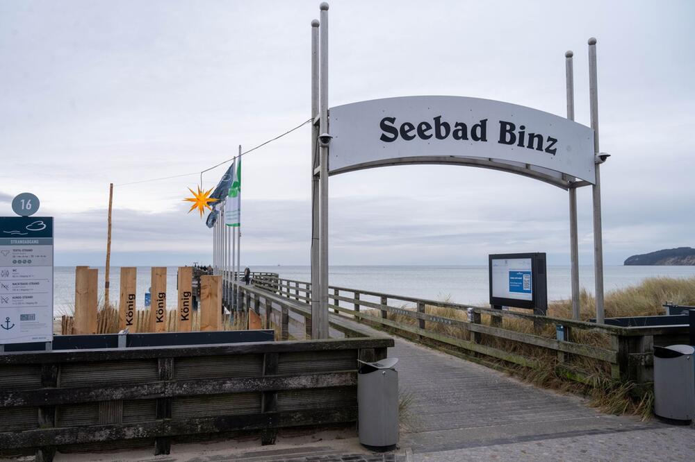 Weihnachtskrippe aus Holzpfosten am Strand