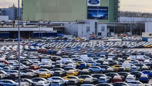 Neuwagen vor Ford Werkin Köln