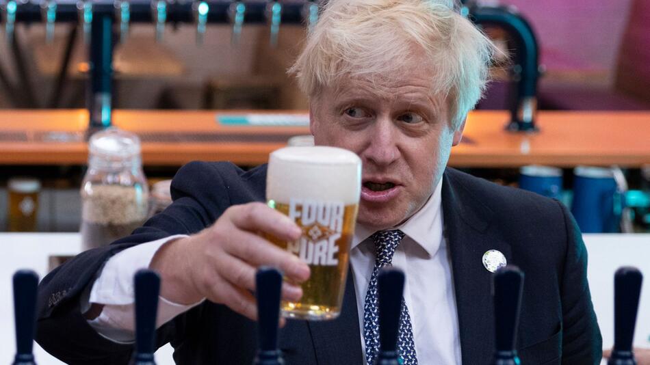 Premierminister Johnson mit Bier