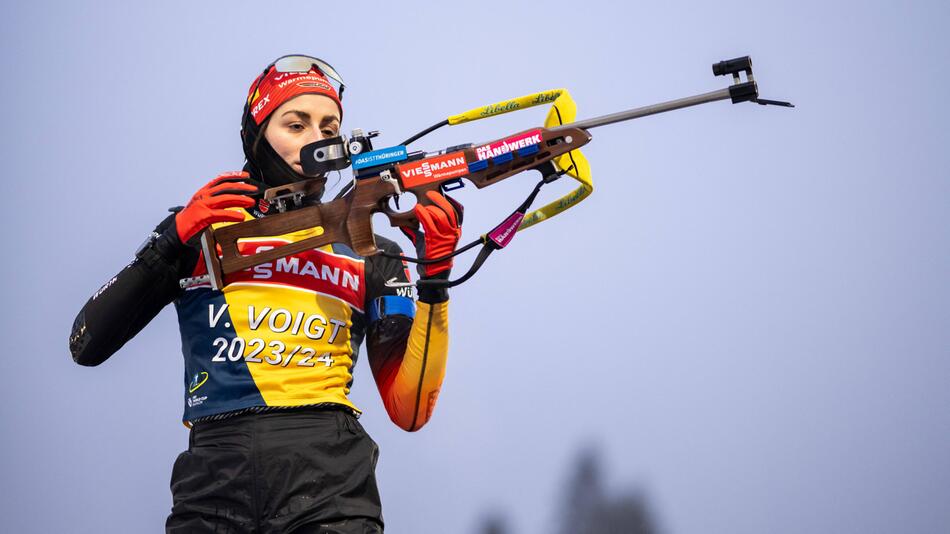 Die deutsche Biathletin Vanessa Voigt mit ihrem Gewehr.