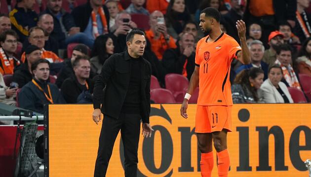 Xavi Hernandez und Cody Gakpo