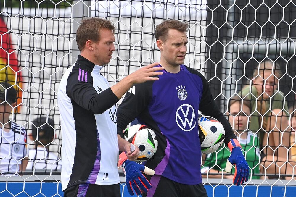 Bundestrainer Julian Nagelsmann im EM-Training mit Torwart Manuel Neuer