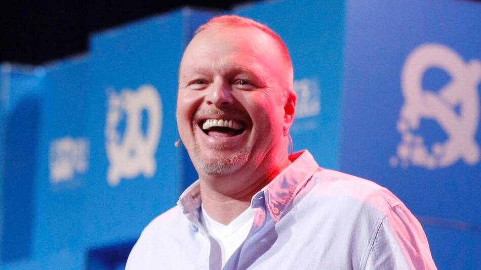 Was ist denn da los? Stefan Raab kann sich über die Aufmerksamkeit freuen.