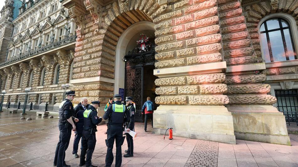 Aktivisten besprühen Hamburger Rathaus mit Farbe