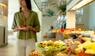 Person an einem Hotelbuffet