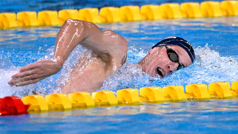 Florian Wellbrock pflügt im WM-Vorlauf über 1.500 Meter Freistil durch das Becken in Doha