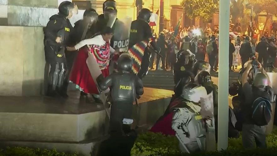 Zusammenstöße von Polizei und Demonstranten in Lima