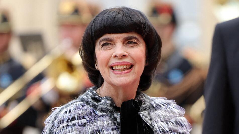 Mireille Mathieu kümmert sich akribisch um ihren Teint.