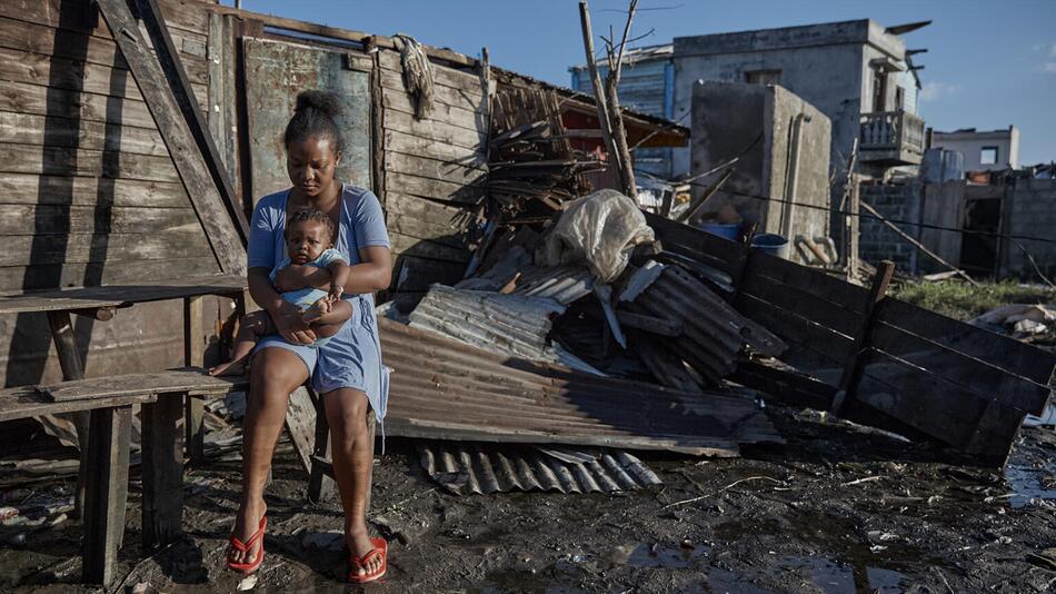 Eine Mutter mit Kleinkind in Madagaskar