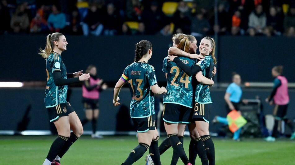 Die Frauen-Nationalmannschaft feiert ihren Führungstreffer am 7. April 2023 gegen die Niederlande