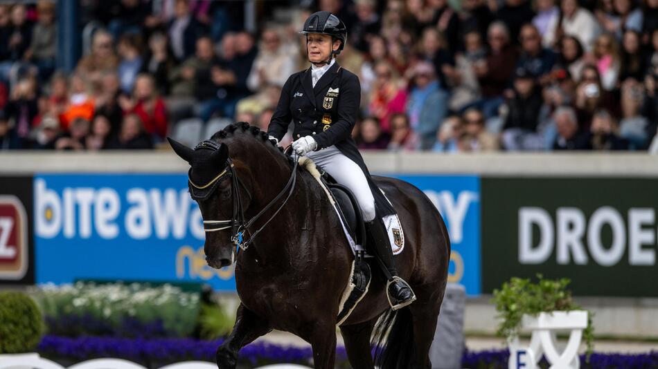 Isabell Werth während des Ritts zum Dressur-Sieg in Aachen 2024