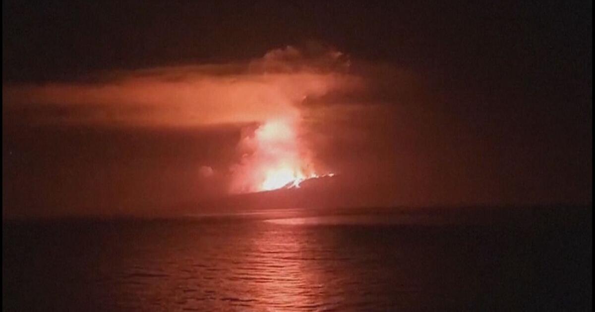 Vulkan La Cumbre spuckt weiterhin Lava und Asche ins Meer | 1&amp;1