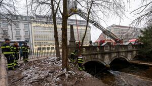 Feuerwehr baut Eisbachwelle zurück