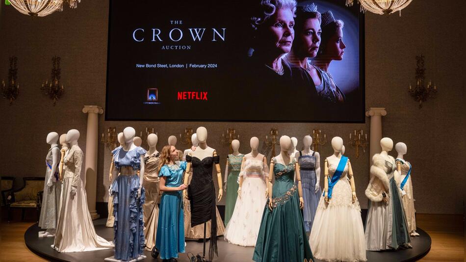 Auch zahlreiche Kostüme aus "The Crown" sind in London unter den Hammer gekommen.