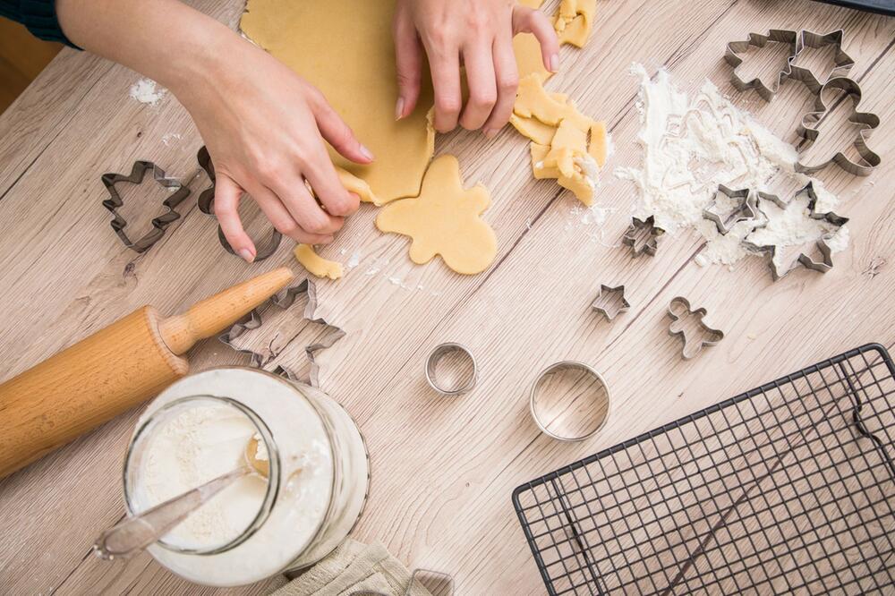 Eine Frau backt Plätzchen