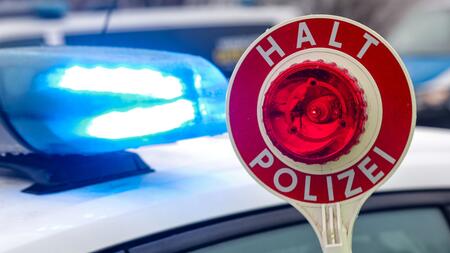 Auto fährt durch Fußgängerzone in Trier - Polizei stoppt es
