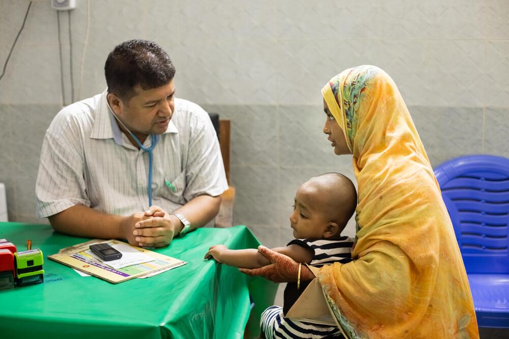 Eine medizinische Konsultation für Mutter und Kind.