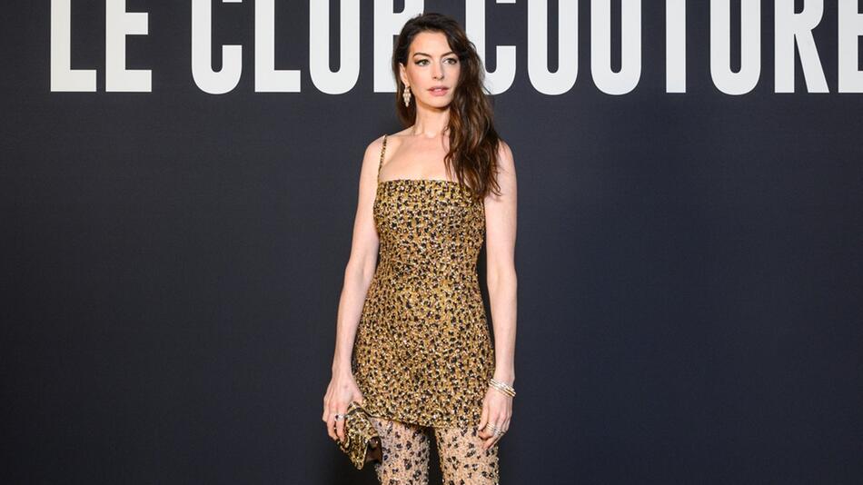 Anne Hathaway bei der Fashion Show von Valentino im mutigen Leo-Luxus-Look.