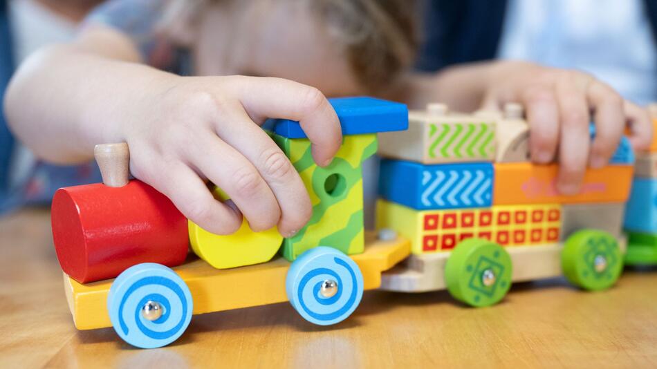 Kinder spielen mit Spielzeug