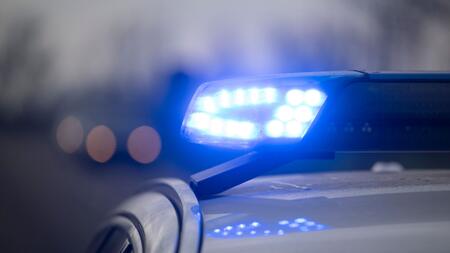 Motorradfahrer stirbt nach Zusammenstoß mit zwei Autos