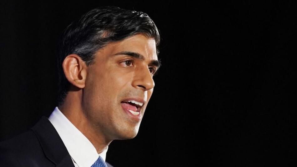 Britischer Premierminister Rishi Sunak hält eine Rede.