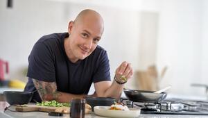 Oli.P lebt seit einigen Jahren vegan und hat in einem neuen Kochbuch seine liebsten Rezepte für ...