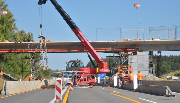 Stahlträger stürzt auf A81