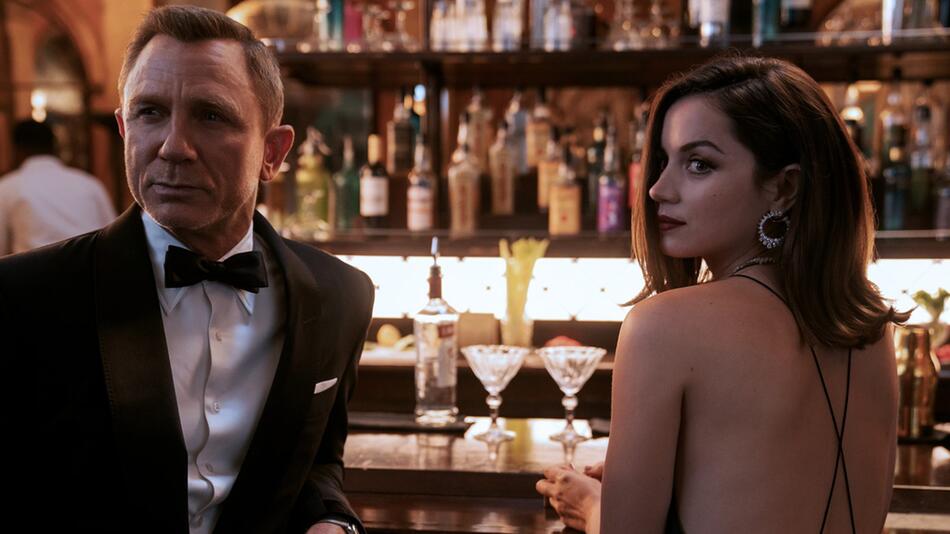 Daniel Craig zum letzten Mal als James Bond, an seiner Seite Ana de Armas als CIA-Kontakt Paloma.