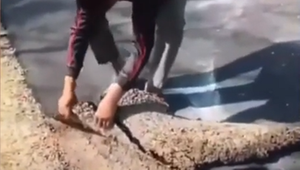 Unglaublich: Neue Straße schält sich vom Boden ab