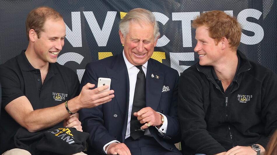 Überraschung: Prinz Charles zeigt Foto mit William und Harry
