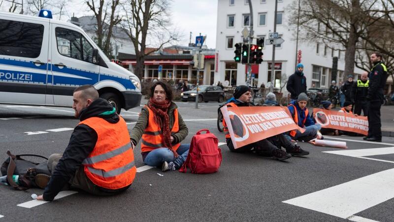 Die "Letzte Generation" klebt auf der Straße