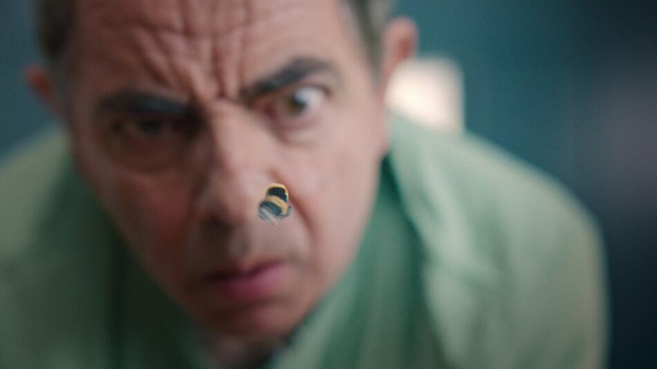 In "Man vs. Bee" tanzte Rowan Atkinson eine Biene auf der Nase herum.