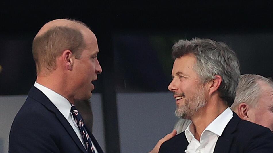 König Frederik (r.) und Prinz William begrüßen sich auf der Tribüne im Frankfurter Stadion.