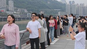 Massenkreativität: Touristenmenge stellt sich für Zug-Schluck-Foto in Reihe auf
