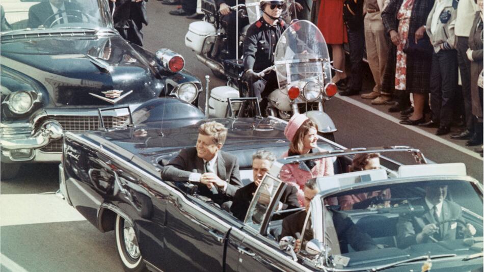 John F. Kennedy und Jacky Kennedy in Auto.
