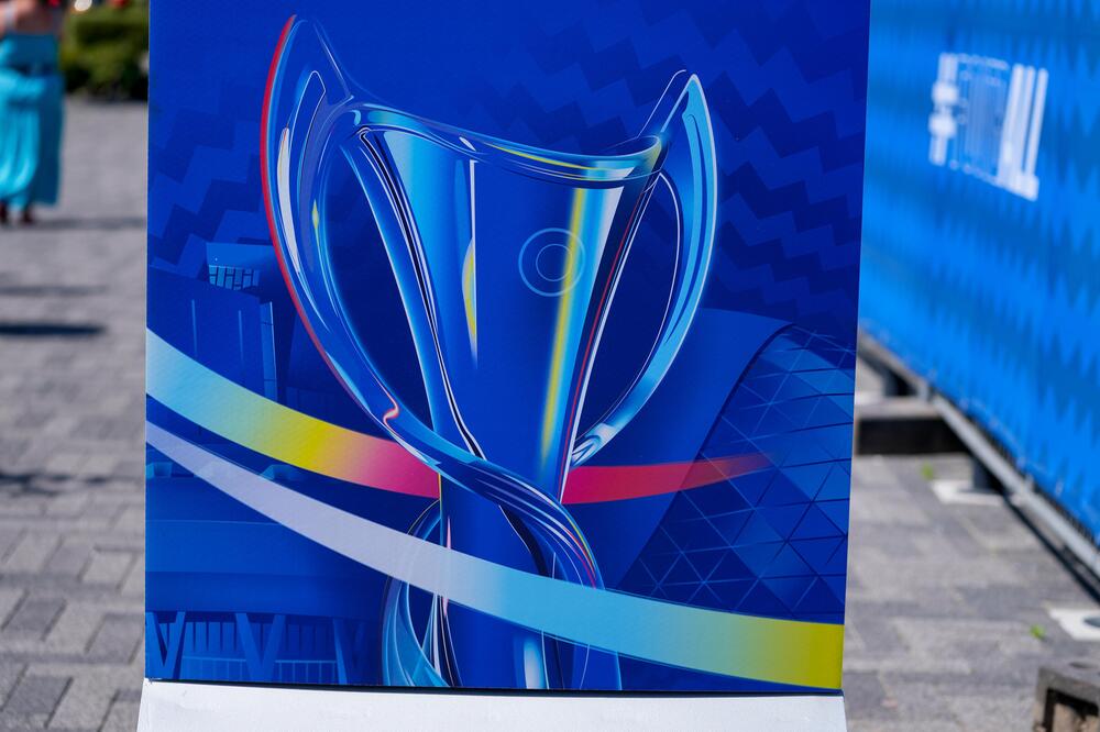 Das Logo der Champions League der Frauen am 3. Juni 2023 vor dem Stadion in Eindhoven