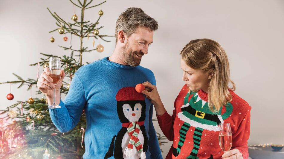 Paar mit "Ugly Christmas Sweater"