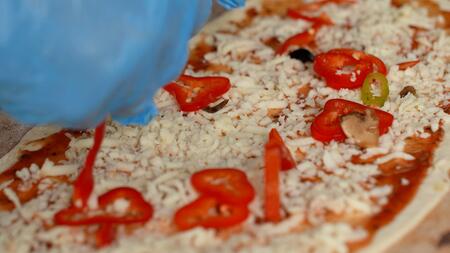 Mikroplastik aus der Verpackung: Unsichtbare Gefahr auch in Pizza und Kaffee