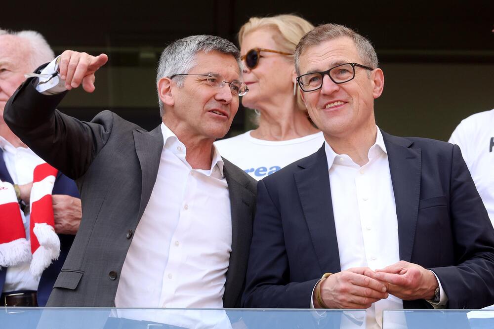 Herbert Hainer und Jan-Christian Dreesen verfolgen am 27. Mai 2023 in Köln das letzte Saisonspiel