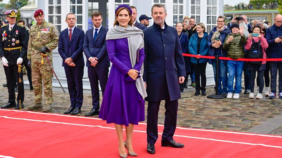 König Frederik und Königin Mary bei der Begrüßung des isländischen Präsidenten in Kopenhagen.