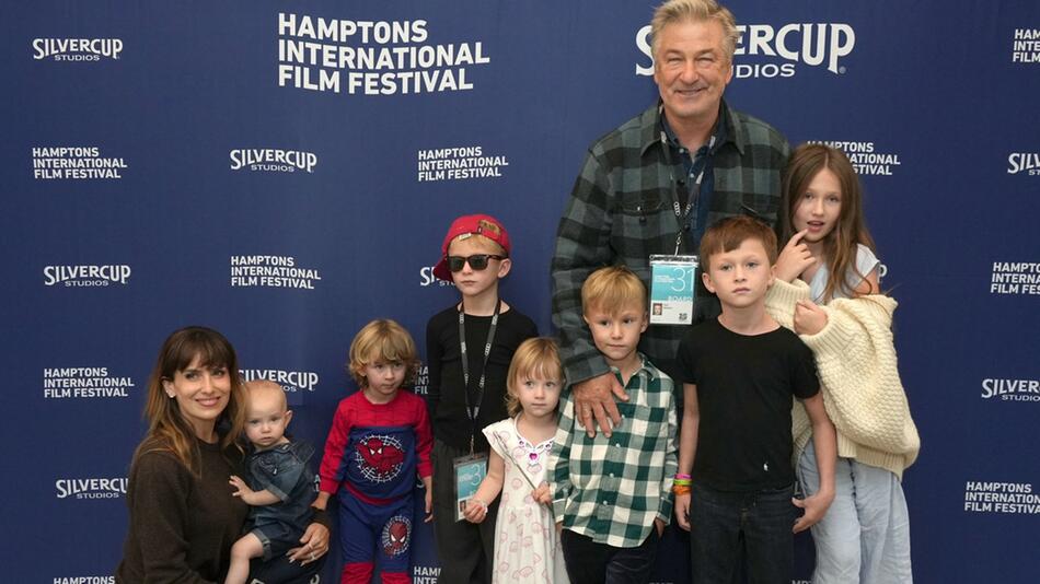 Alec und Hilaria Baldwin mit ihren sieben Kindern.