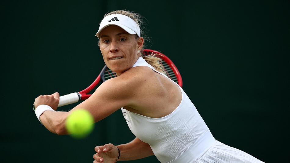 Angelique Kerber geht gegen die Kasachin Julia Putinzewa mit der Rückhand zum Ball